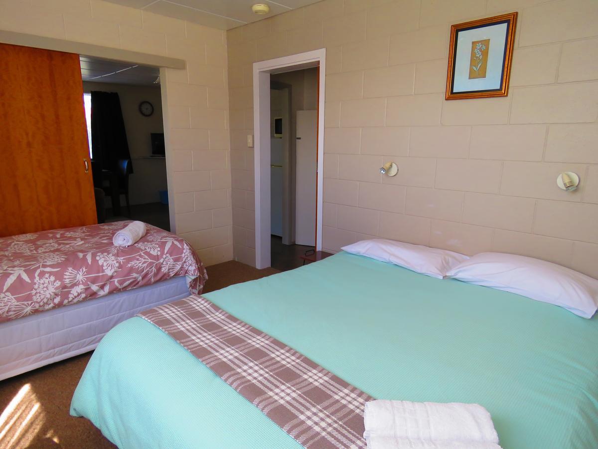 Opunake Motel And Backpackers Lodge 외부 사진