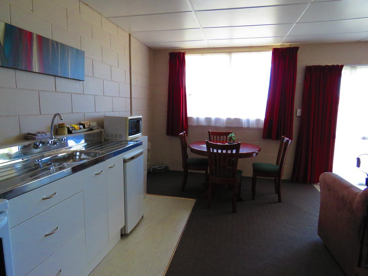 Opunake Motel And Backpackers Lodge 외부 사진